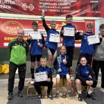 v.l.n.r. (hinten): Bernd Schmiedel (Trainer), Jannik Rühling, Paul Seifert, Leonard Schlichter, Yannik Grafe, Vincent Datschkus (Betreuer) v.l.n.r. (vorn): Raphael Oefler, Yara Schwarz, Emily Pürschel