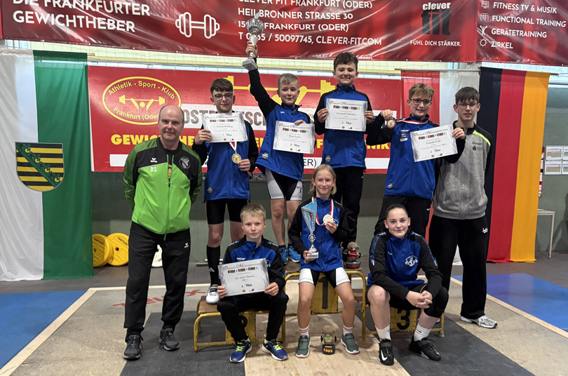 v.l.n.r. (hinten): Bernd Schmiedel (Trainer), Jannik Rühling, Paul Seifert, Leonard Schlichter, Yannik Grafe, Vincent Datschkus (Betreuer) v.l.n.r. (vorn): Raphael Oefler, Yara Schwarz, Emily Pürschel